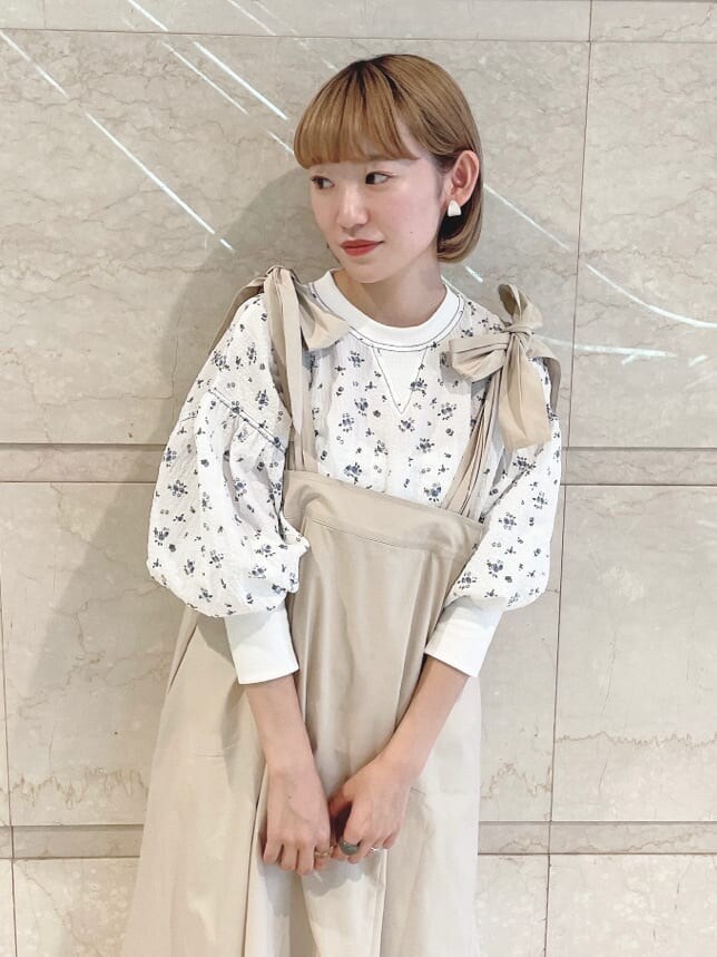 ホワイト系のスカート、ブルー系のその他シューズ、ホワイト系のTシャツ/カットソーを着用したレディースの夏コーディネートの2枚目の写真