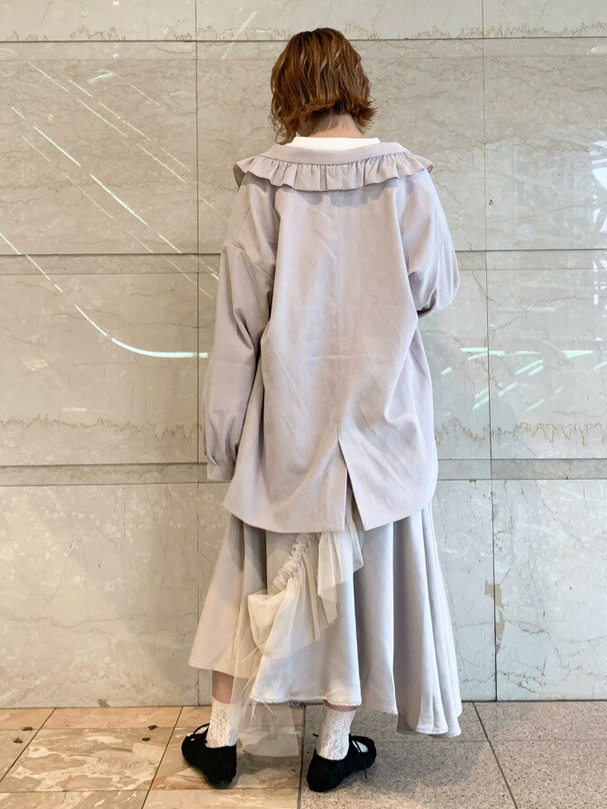 グレー系のテーラードジャケット、ブラック系のその他シューズを着用したレディースの春コーディネートの3枚目の写真