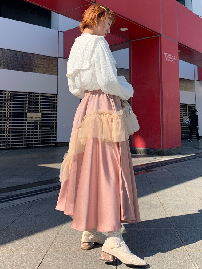 ホワイト系のシャツ/ブラウスを着用したレディースの冬コーディネートの4枚目の写真