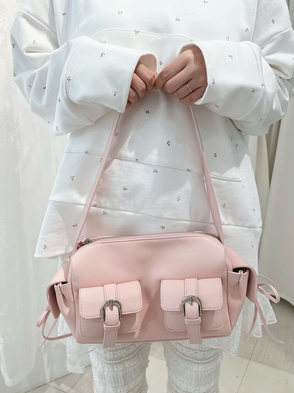 ホワイト系のスウェット、ホワイト系のスカート、ホワイト系のスニーカーを着用したレディースの冬コーディネートの5枚目の写真