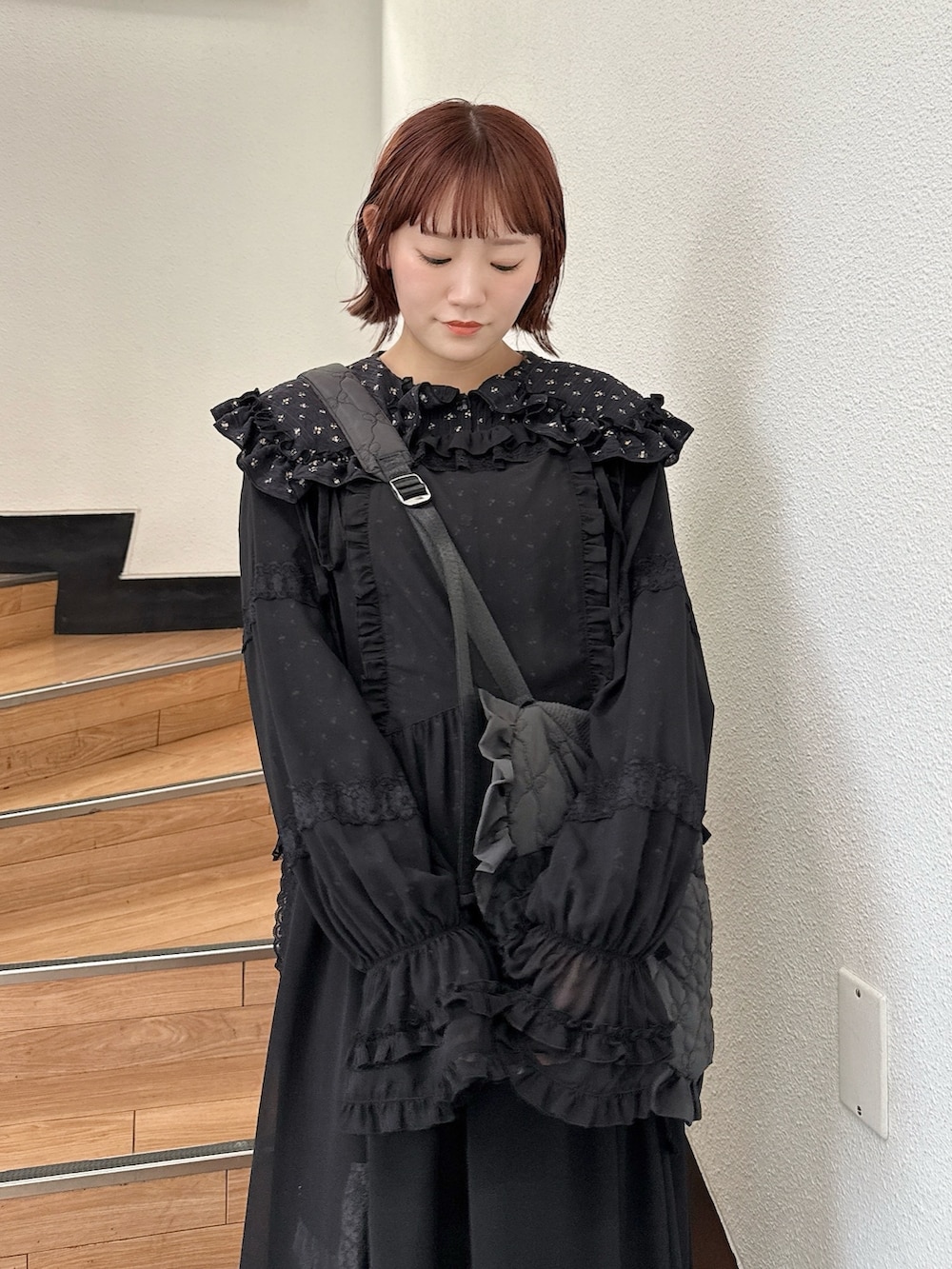 ブラック系のシャツ/ブラウス、ブラック系のワンピース、ブラック系のショルダーバッグを着用したレディースの夏コーディネートの4枚目の写真