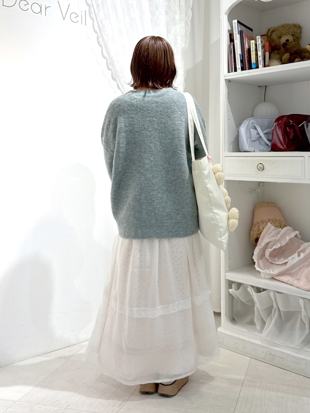 ホワイト系のワンピース、レッド系のワンピース、ホワイト系のバレエシューズを着用したレディースの秋コーディネートの4枚目の写真