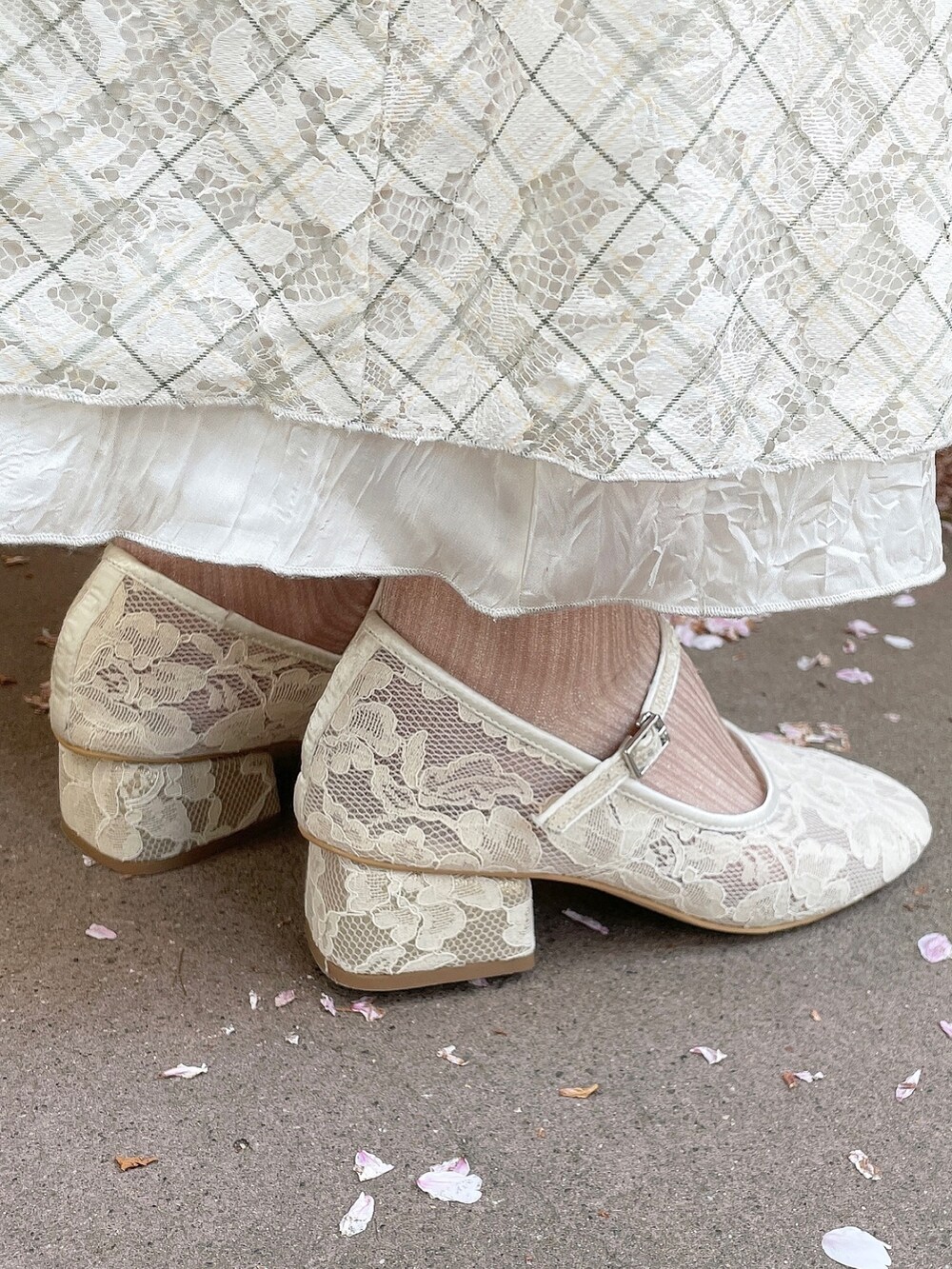 グリーン系のワンピース、ピンク系のシャツ/ブラウス、ホワイト系のTシャツ/カットソーを着用したレディースの春コーディネートの10枚目の写真