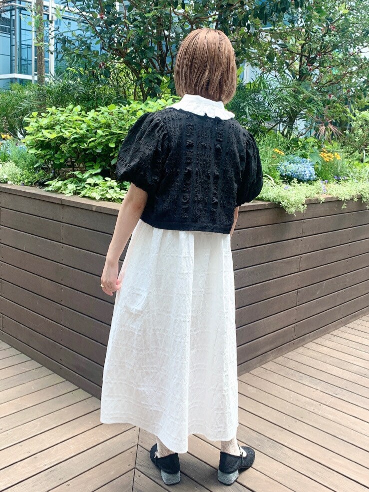 ホワイト系のワンピースを着用したレディースの夏コーディネートの5枚目の写真