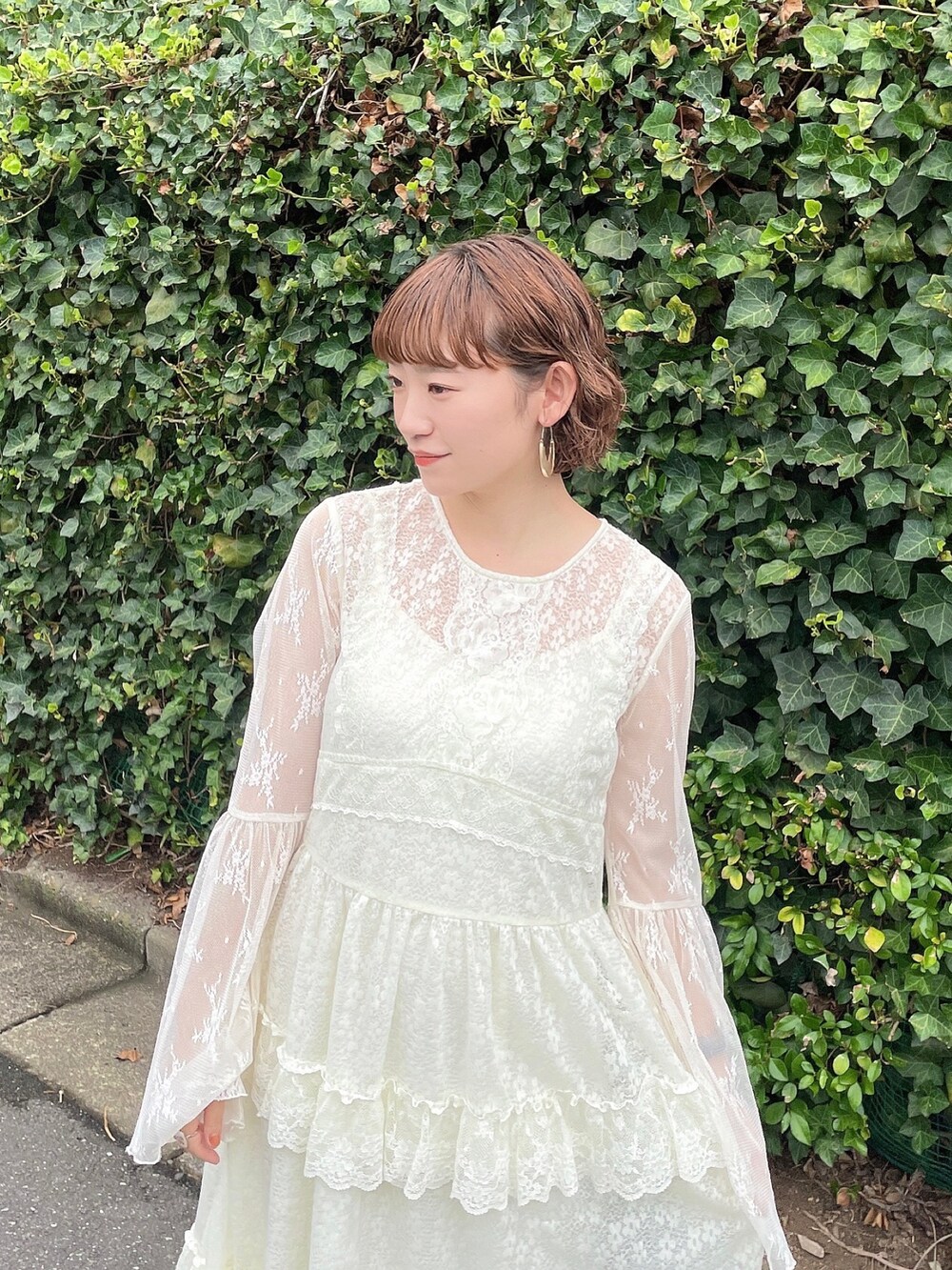 ホワイト系のワンピース、ホワイト系のサンダルを着用したレディースの夏コーディネートの6枚目の写真
