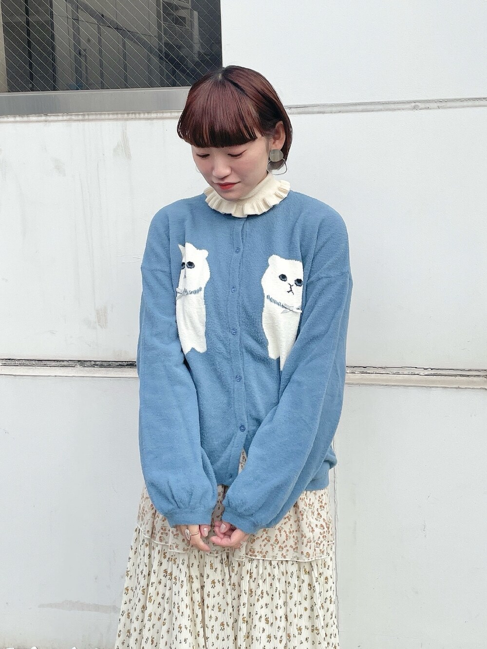 ホワイト系のダウンジャケット/コート、ブルー系のカーディガン/ボレロ、ホワイト系のニット/セーターを着用したレディースの冬コーディネートの8枚目の写真