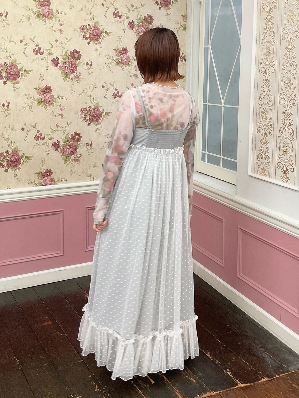 グレー系のワンピース、ホワイト系のTシャツ/カットソー、ゴールド系のバレエシューズを着用したレディースの夏コーディネートの3枚目の写真