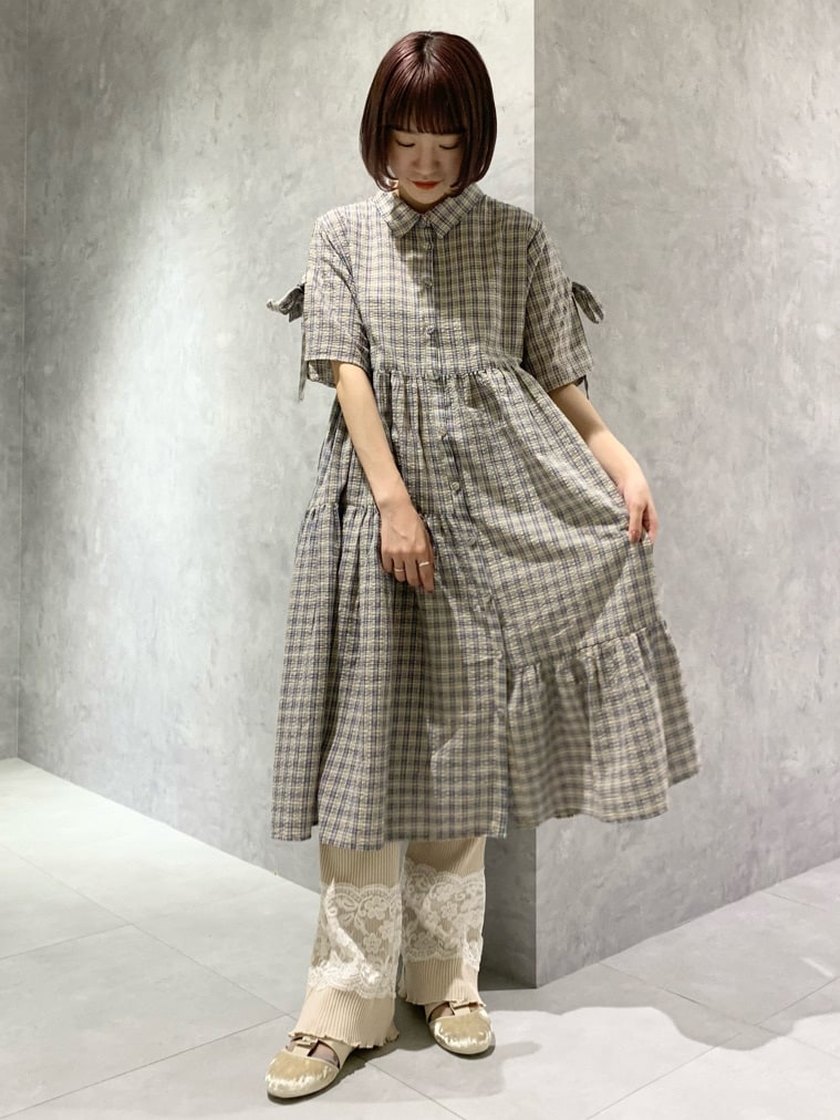 ホワイト系のその他パンツ、ベージュ系のその他シューズ、ブルー系のワンピースを着用したレディースの春コーディネートの2枚目の写真