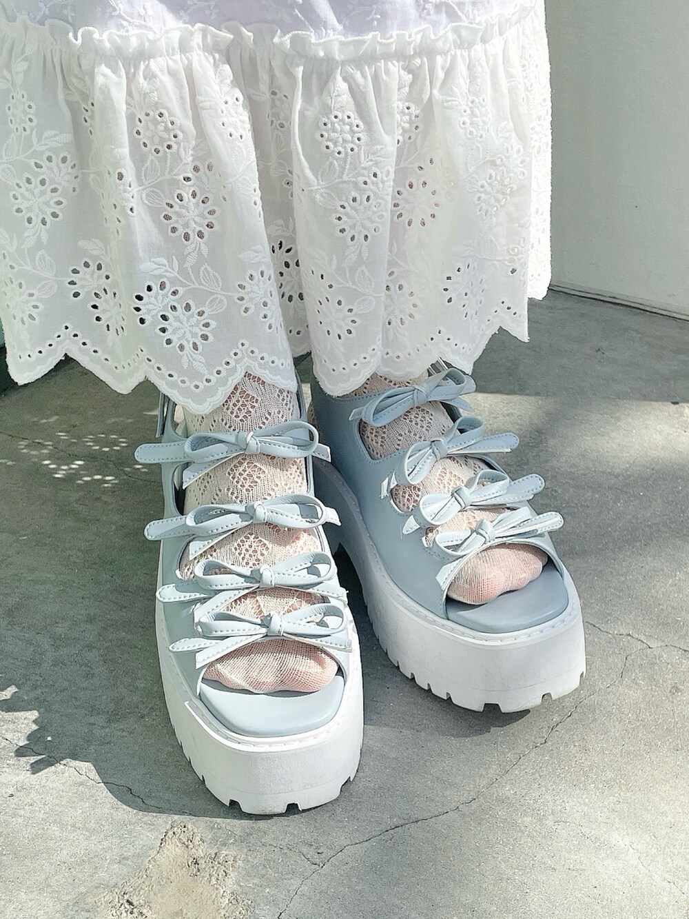 ホワイト系のスカート、ブルー系のサンダル、ベージュ系のTシャツ/カットソーを着用したレディースの冬コーディネートの9枚目の写真