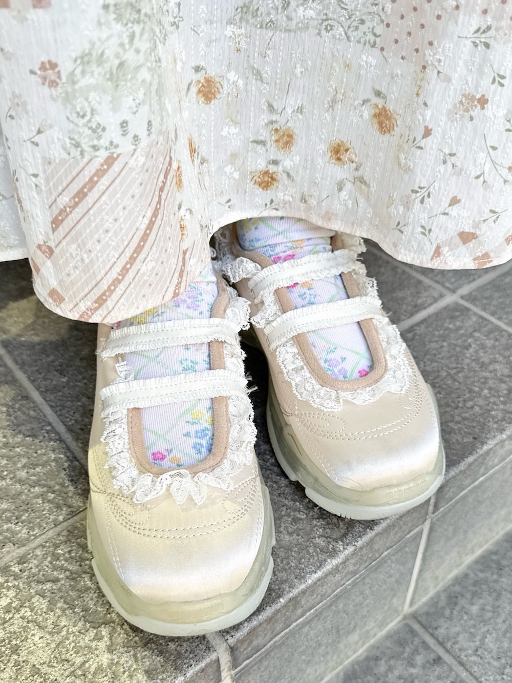 ピンク系のシャツ/ブラウス、ホワイト系のスカート、ホワイト系のチュニックを着用したレディースの春コーディネートの6枚目の写真