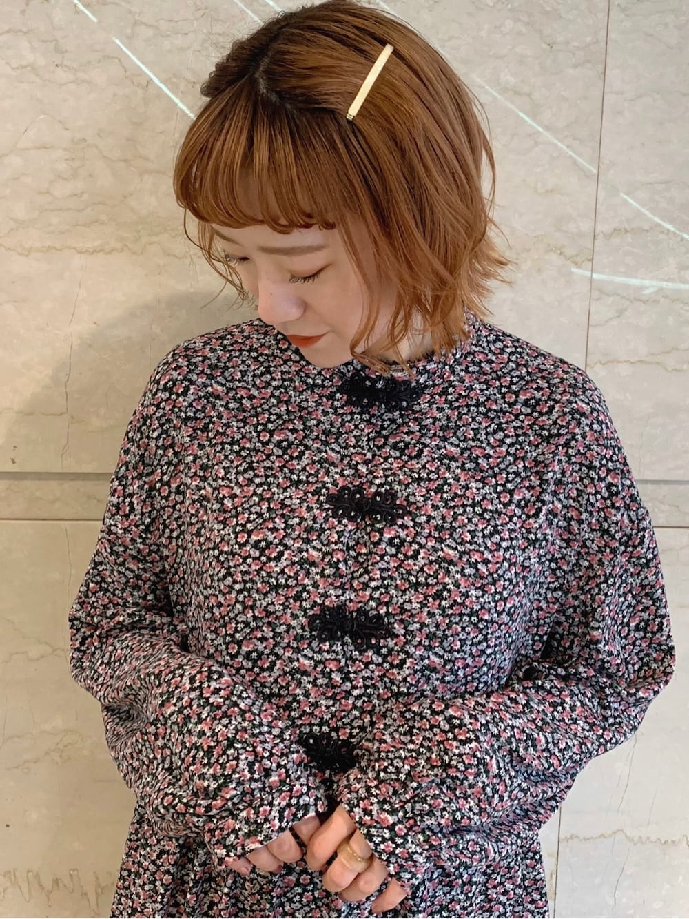 ホワイト系のトレンチコート、ブラック系のその他シューズ、ブラック系のワンピースを着用したレディースの春コーディネートの7枚目の写真