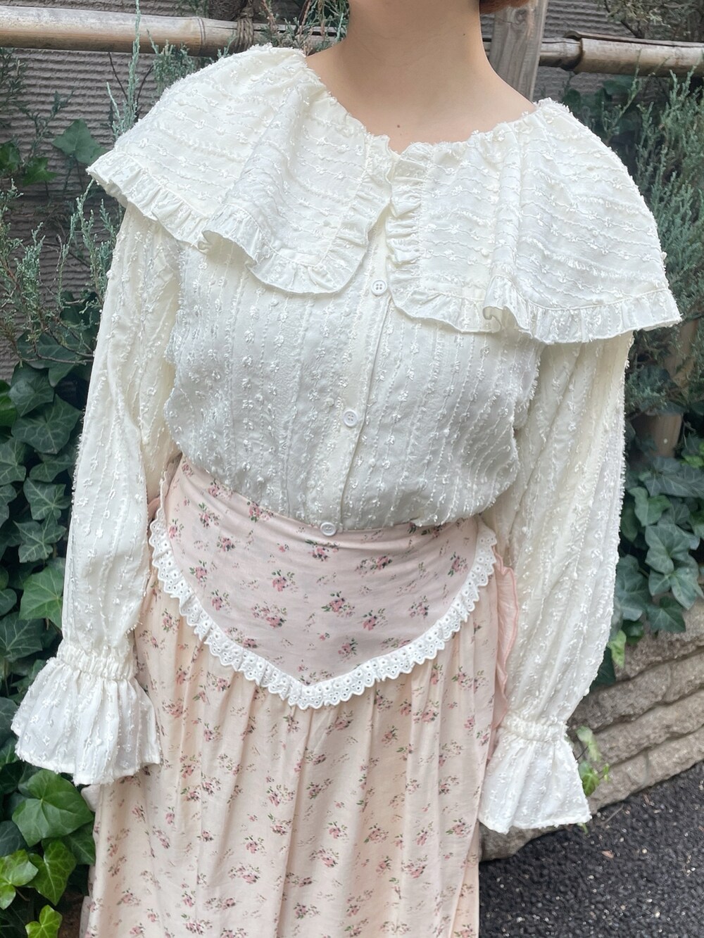 ホワイト系のシャツ/ブラウス、ピンク系のスカート、ホワイト系のパンプスを着用したレディースの春コーディネートの5枚目の写真