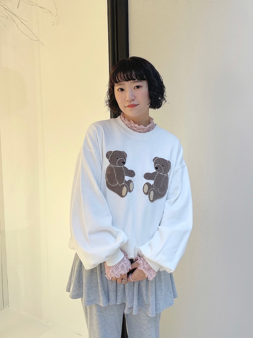 ホワイト系のバックパック/リュック、ホワイト系のスウェット、ピンク系のTシャツ/カットソーを着用したレディースの秋コーディネートの4枚目の写真