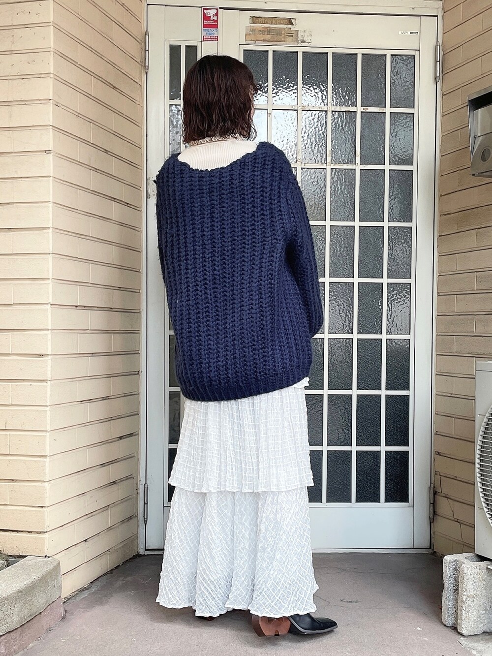 ブルー系のニット/セーター、ホワイト系のニット/セーター、ホワイト系のスカートを着用したレディースの秋コーディネートの3枚目の写真