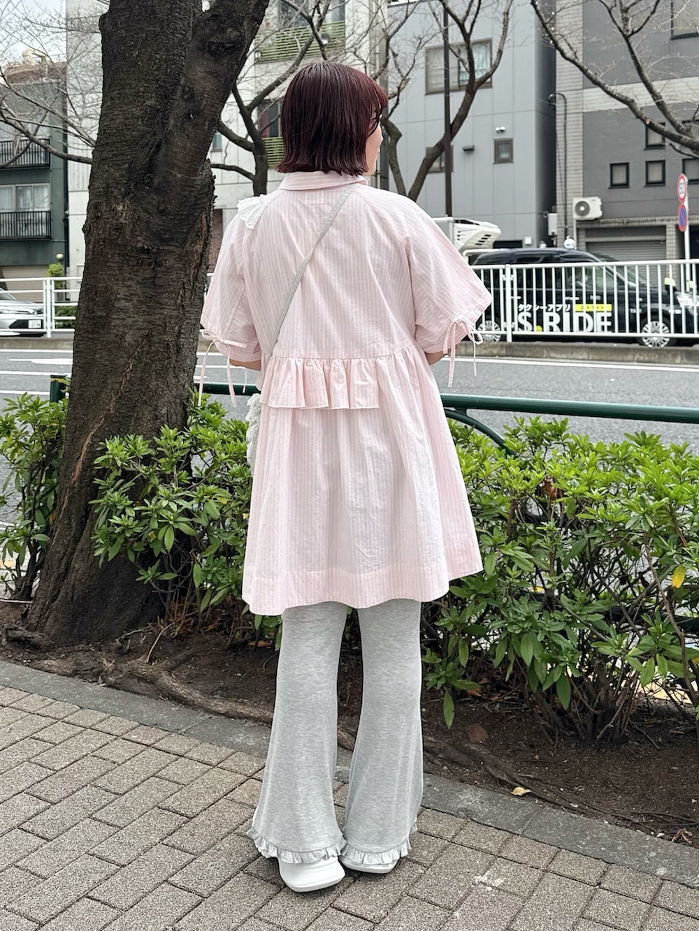 ブルー系のショルダーバッグ、ピンク系のワンピース、グレー系のその他パンツを着用したレディースの春コーディネートの3枚目の写真