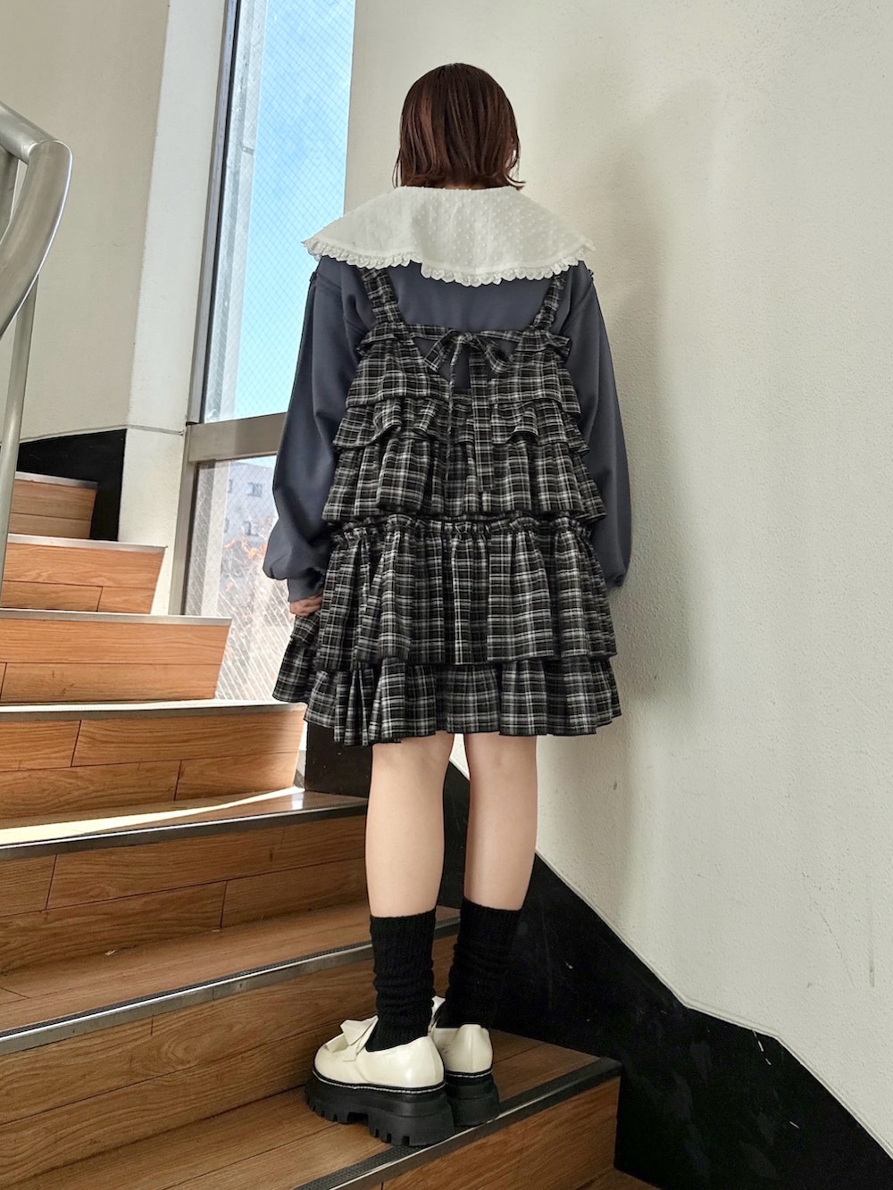 ホワイト系のシャツ/ブラウス、ブルー系のスウェット、ブラック系のワンピースを着用したレディースの冬コーディネートの3枚目の写真