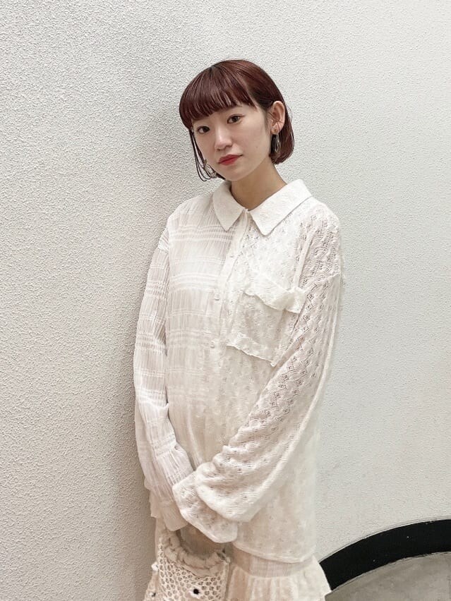 ホワイト系のシャツ/ブラウス、ホワイト系のスカート、ホワイト系のブーツを着用したレディースの夏コーディネートの5枚目の写真