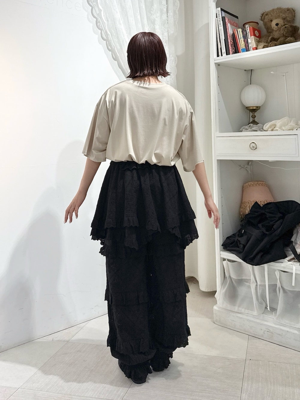 ベージュ系のTシャツ/カットソー、ブラック系のスカート、ブラック系のその他パンツを着用したレディースの春コーディネートの3枚目の写真