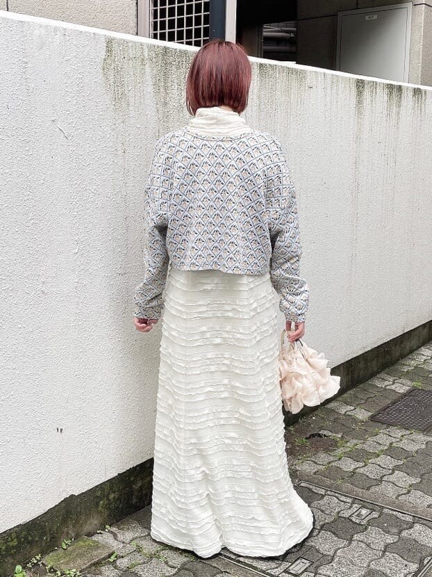 ホワイト系のワンピース、ホワイト系のブーツ、ホワイト系のハンドバッグを着用したレディースの夏コーディネートの4枚目の写真