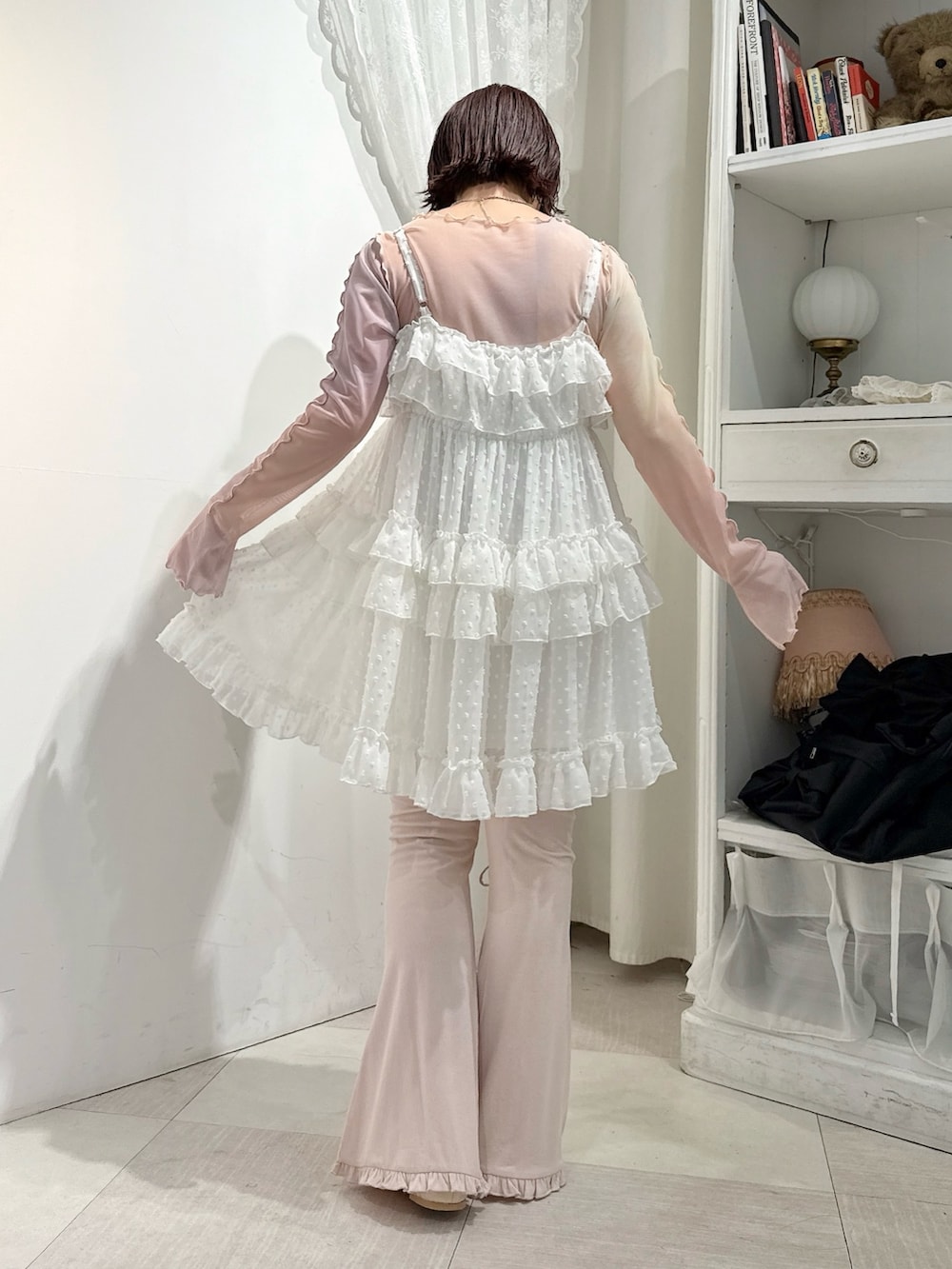 ピンク系のTシャツ/カットソー、ピンク系のその他パンツ、ホワイト系のバレエシューズを着用したレディースの春コーディネートの3枚目の写真