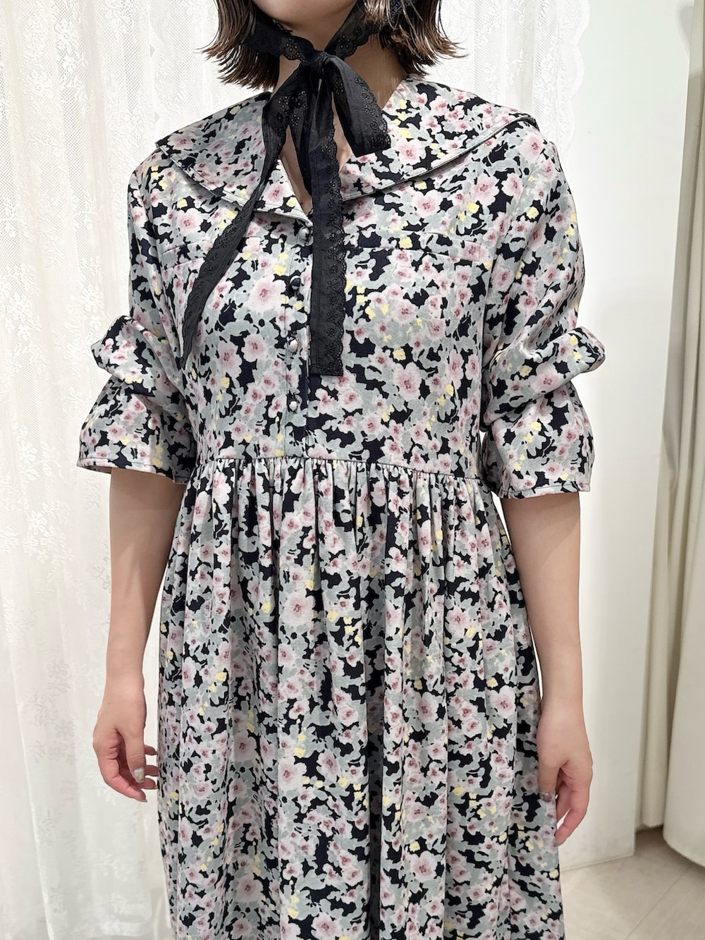 ブラック系のワンピース、ブラック系のスウェットパンツ、ホワイト系のスニーカーを着用したレディースの夏コーディネートの6枚目の写真