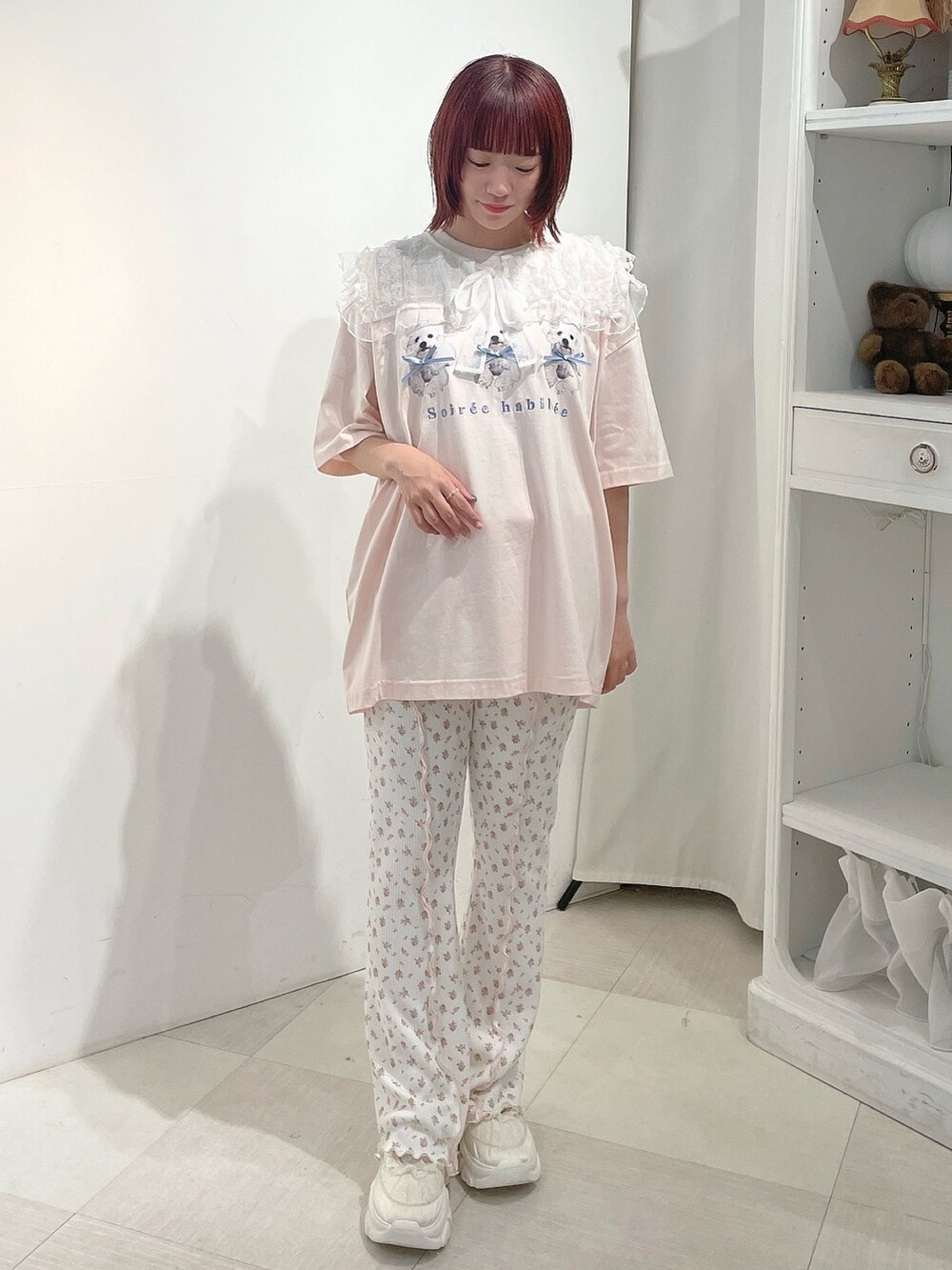 ホワイト系のトートバッグ、ピンク系のTシャツ/カットソー、ピンク系のスウェットパンツを着用したレディースの夏コーディネートの2枚目の写真