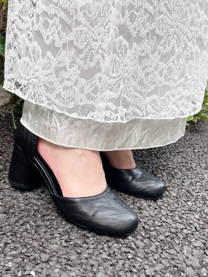 ホワイト系のシャツ/ブラウス、ホワイト系のワンピース、ブラック系のパンプスを着用したレディースの夏コーディネートの5枚目の写真