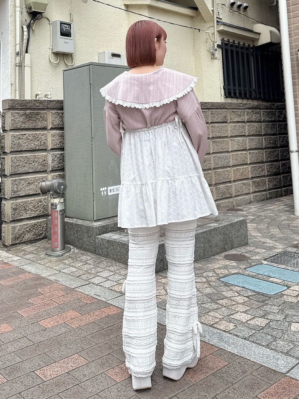 ピンク系のシャツ/ブラウス、ホワイト系のキャミソール、ホワイト系のその他パンツを着用したレディースの冬コーディネートの3枚目の写真