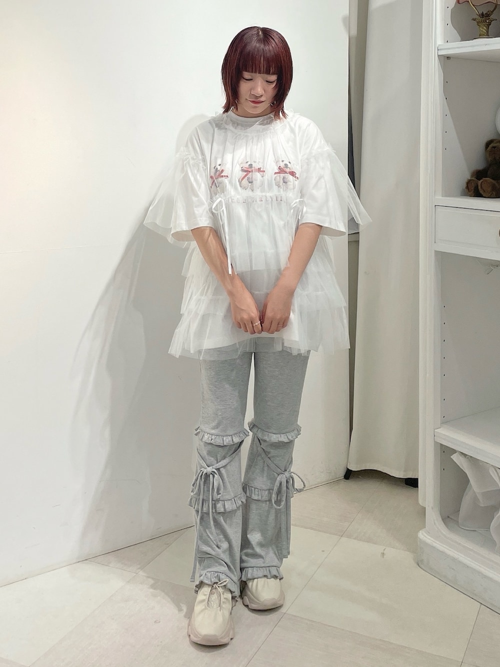 ホワイト系のTシャツ/カットソー、ホワイト系のTシャツ/カットソー、グレー系のスウェットパンツを着用したレディースの夏コーディネートの2枚目の写真