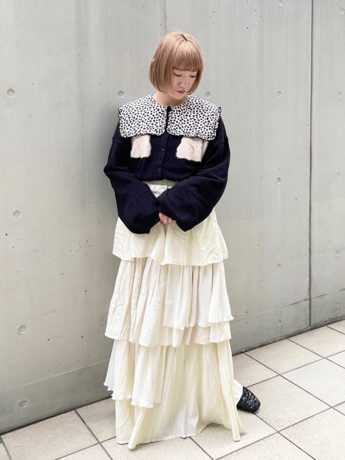 ブラック系のカーディガン/ボレロ、ブラック系のシャツ/ブラウス、ホワイト系のスカートを着用したレディースの夏コーディネートの2枚目の写真