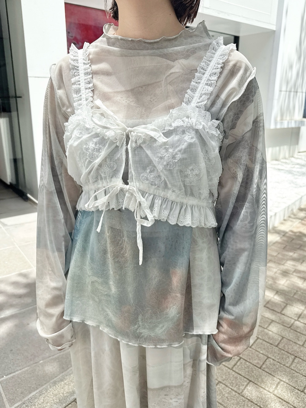 ホワイト系のシャツ/ブラウス、グリーン系のTシャツ/カットソー、その他のハンドバッグを着用したレディースの夏コーディネートの7枚目の写真