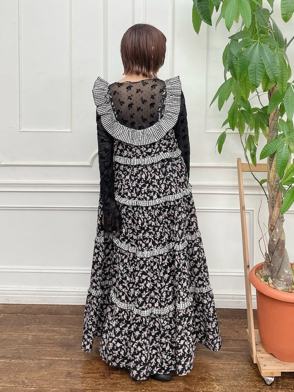 ブラック系のTシャツ/カットソー、ブラック系のワンピース、ブラック系のスニーカーを着用したレディースの夏コーディネートの4枚目の写真