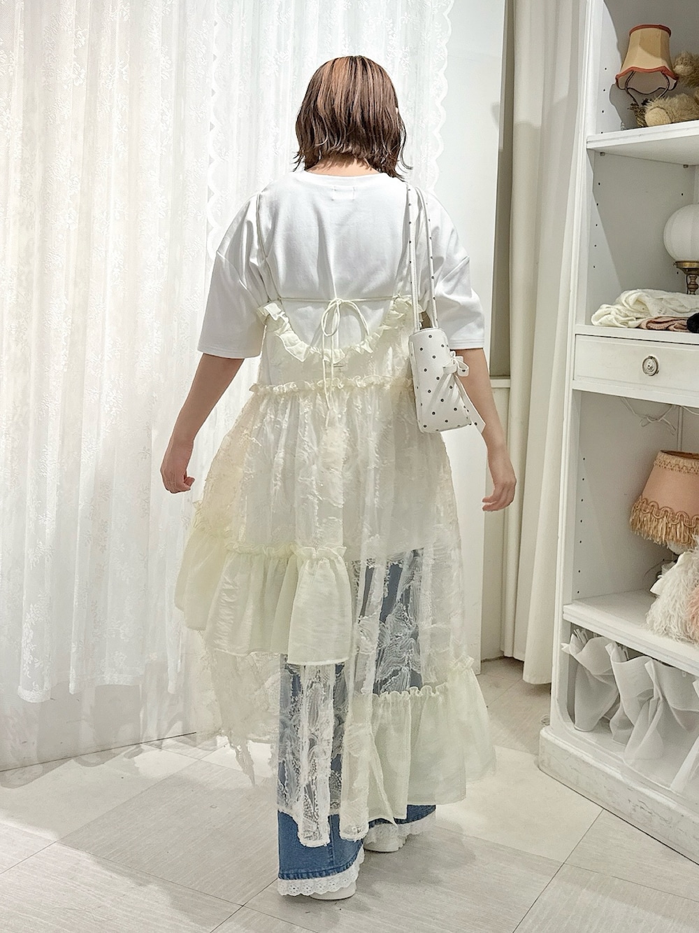 その他のハンドバッグ、ホワイト系のワンピース、ホワイト系のTシャツ/カットソーを着用したレディースの夏コーディネートの4枚目の写真