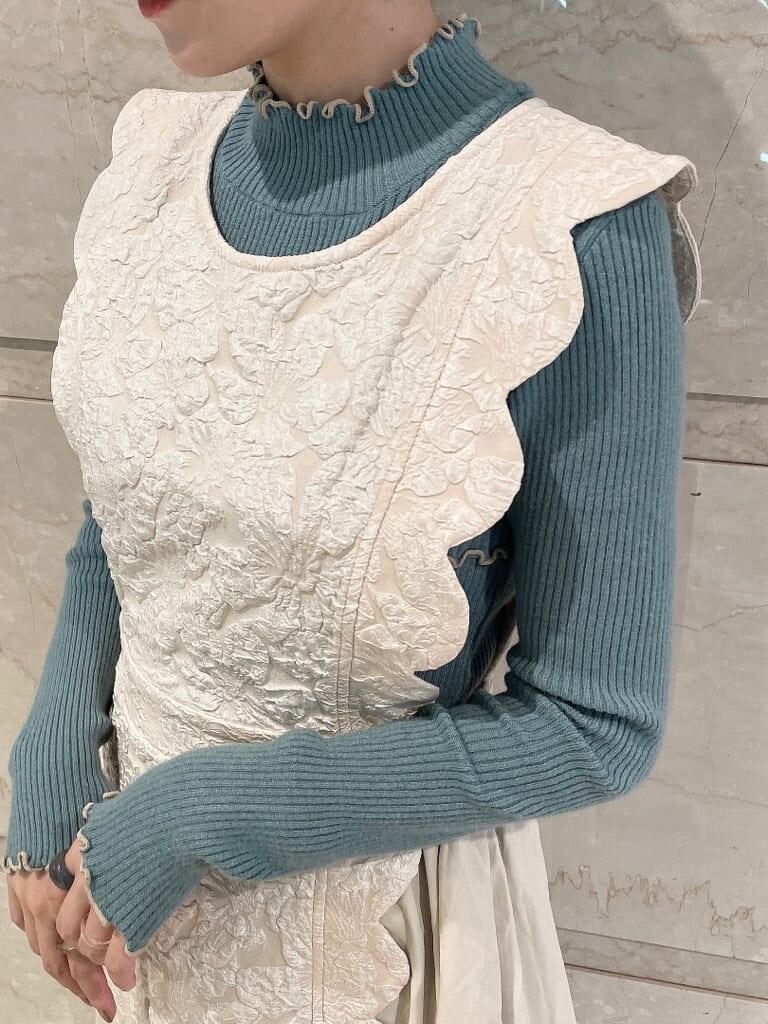 ホワイト系のその他シューズ、ホワイト系のワンピース、ブルー系のニット/セーターを着用したレディースの秋コーディネートの5枚目の写真