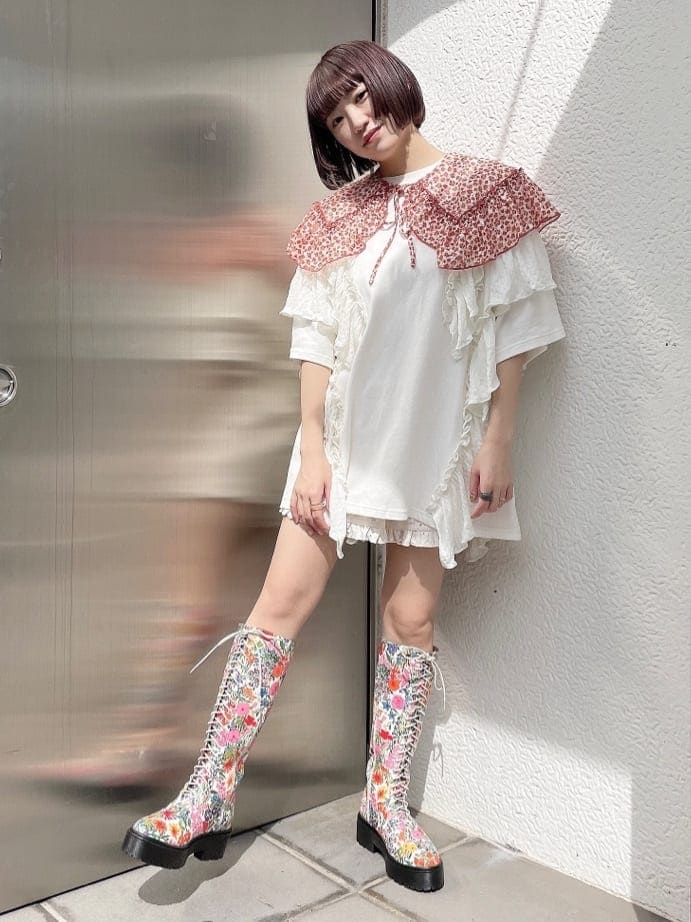 ホワイト系のチュニック、ホワイト系のその他パンツ、その他のドレスシューズを着用したレディースの春コーディネートの2枚目の写真