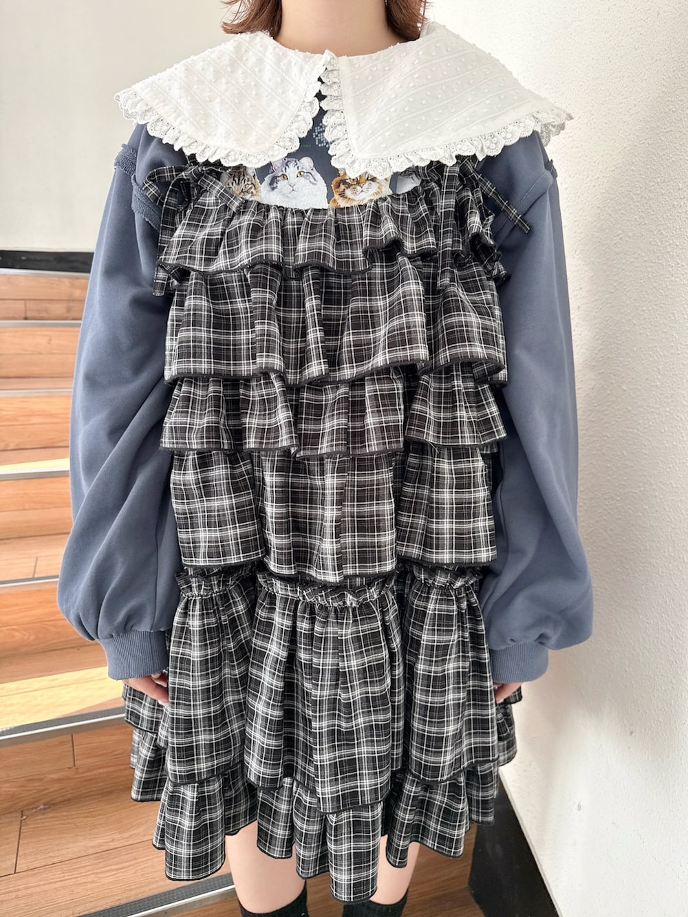 ホワイト系のシャツ/ブラウス、ブルー系のスウェット、ブラック系のワンピースを着用したレディースの冬コーディネートの6枚目の写真