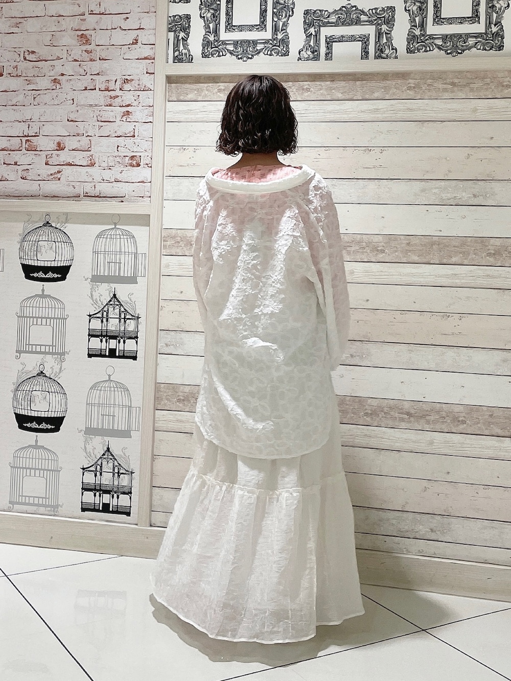 ピンク系のTシャツ/カットソー、ホワイト系のシャツ/ブラウス、ホワイト系のワンピースを着用したレディースの春コーディネートの4枚目の写真