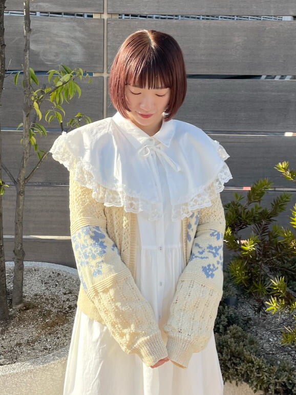 ホワイト系のカーディガン/ボレロ、ホワイト系のワンピース、ホワイト系のサンダルを着用したレディースの春コーディネートの4枚目の写真