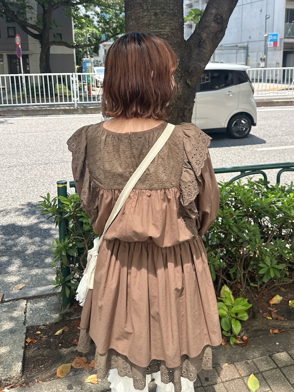 ブラウン系のワンピース、ベージュ系のショルダーバッグ、ホワイト系のその他パンツを着用したレディースの夏コーディネートの5枚目の写真