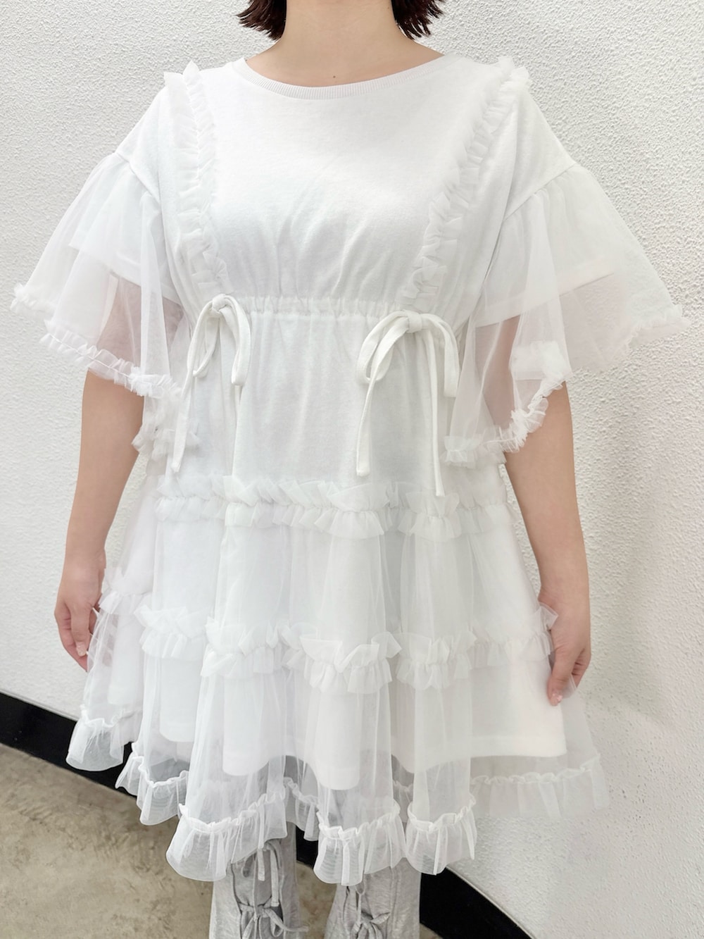 ホワイト系のワンピース、グレー系のその他パンツ、ホワイト系のスニーカーを着用したレディースの春コーディネートの6枚目の写真