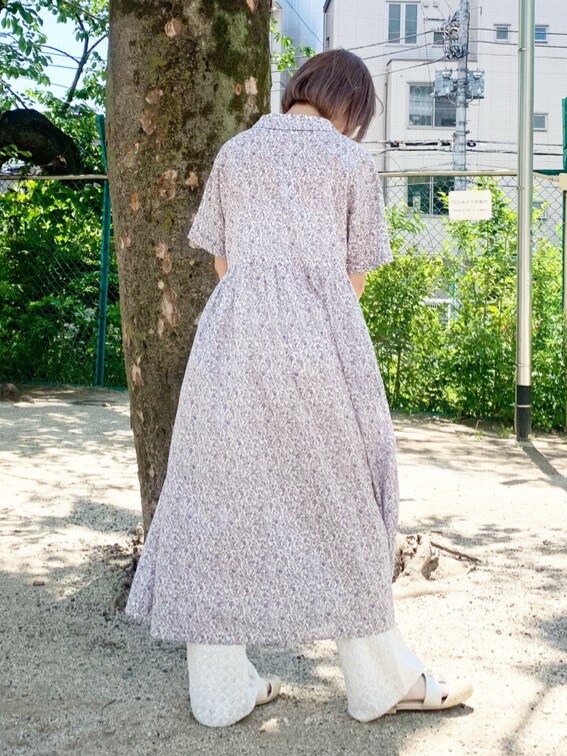 ベージュ系のパンプス、パープル系のワンピース、ホワイト系のその他パンツを着用したレディースの春コーディネートの3枚目の写真