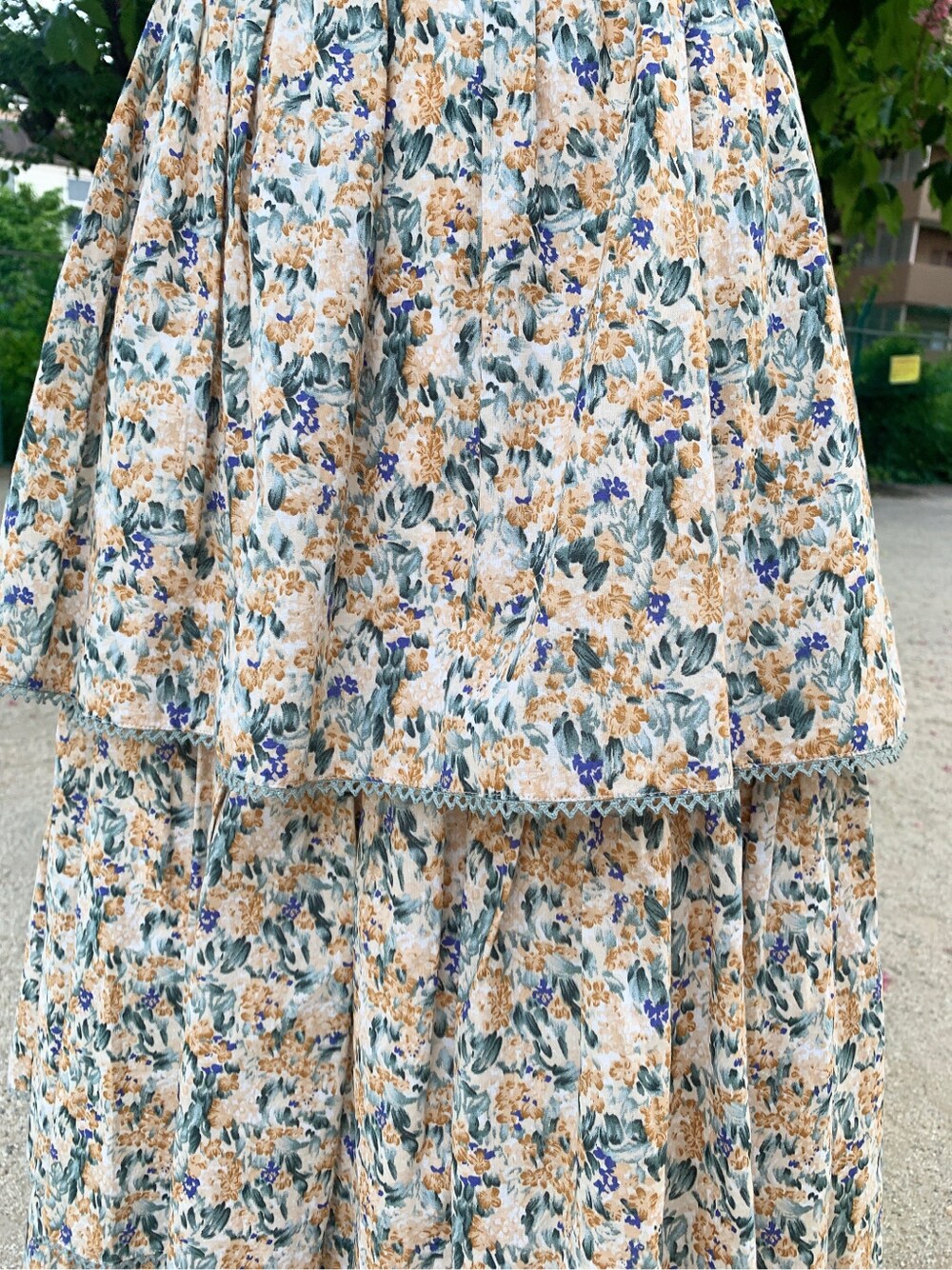 ベージュ系のパンプス、ホワイト系のシャツ/ブラウスを着用したレディースの春コーディネートの7枚目の写真