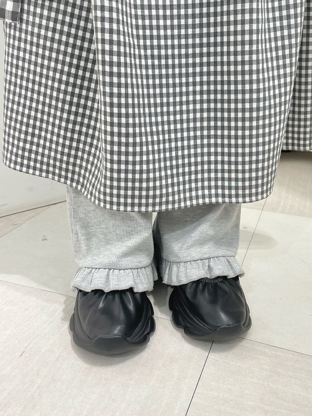 シルバー系のショルダーバッグ、ブラック系のワンピース、グレー系のスウェットパンツを着用したレディースの夏コーディネートの6枚目の写真