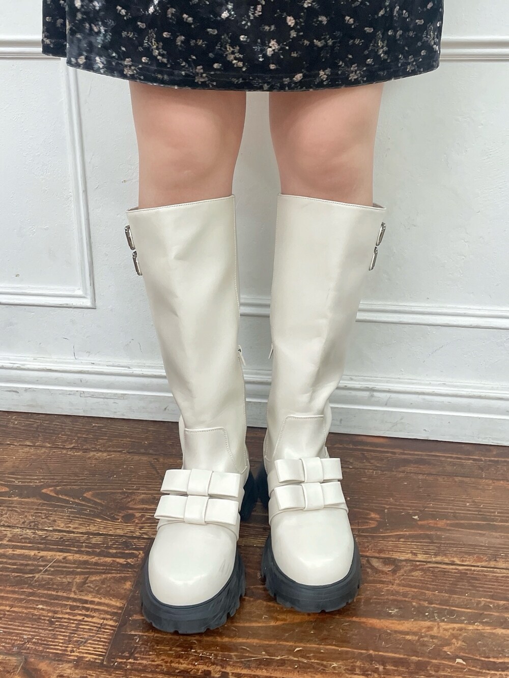 ホワイト系のシャツ/ブラウス、ブラック系のワンピース、ホワイト系のブーツを着用したレディースの夏コーディネートの8枚目の写真