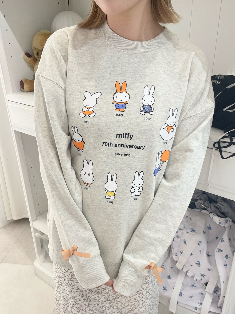 ホワイト系のスカート、グレー系のスウェット、ホワイト系のスニーカーを着用したレディースの冬コーディネートの7枚目の写真