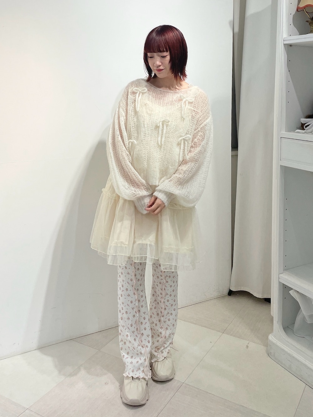 ホワイト系のニット/セーター、ホワイト系のワンピース、ピンク系のスウェットパンツを着用したレディースの夏コーディネートの2枚目の写真