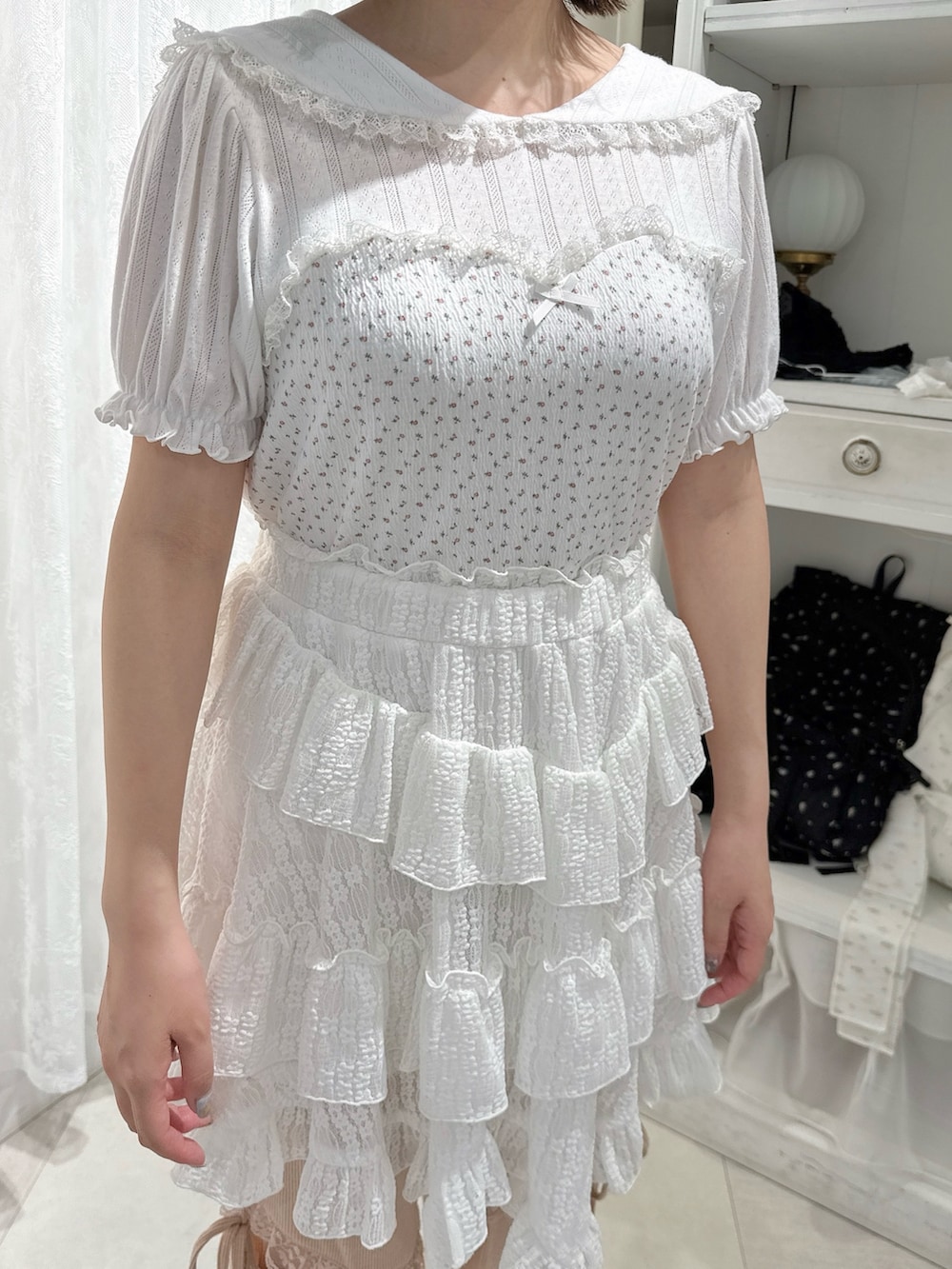 ホワイト系のTシャツ/カットソー、ホワイト系のスカート、ピンク系のスウェットパンツを着用したレディースの春コーディネートの7枚目の写真