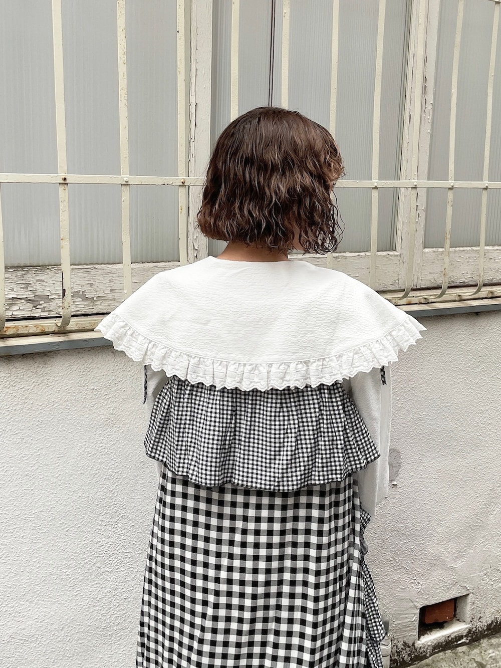 その他のワンピース、ホワイト系のシャツ/ブラウス、ピンク系のパンプスを着用したレディースの冬コーディネートの6枚目の写真