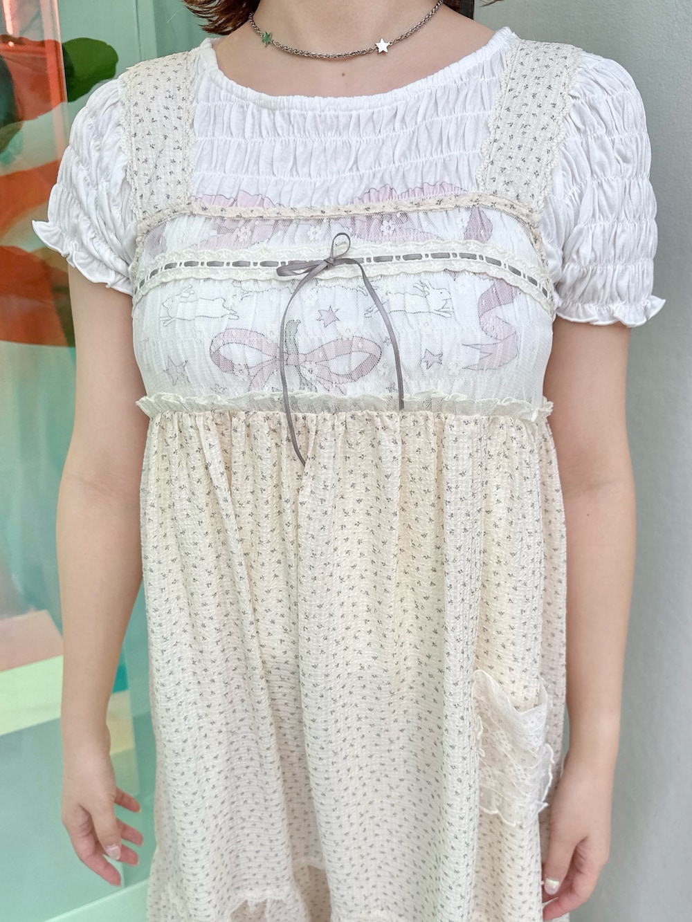 ホワイト系のTシャツ/カットソー、ホワイト系のワンピース、ピンク系のバレエシューズを着用したレディースの冬コーディネートの4枚目の写真