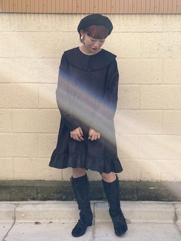 ブラック系のワンピースを着用したレディースの秋コーディネートの2枚目の写真